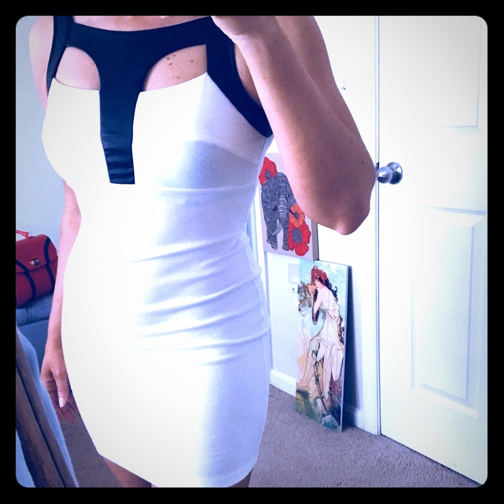 🌸 White mini dress with black pleather detail